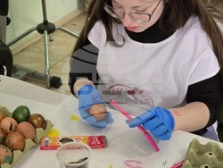 Ловеч - БЧК - великденски яйца - дарение