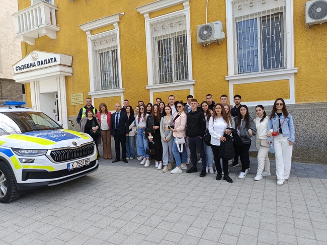 Ученици от 11 клас гостуваха в Районна прокуратура – Кърджали – Териториално отделение – Момчилград в Деня на отворените врати