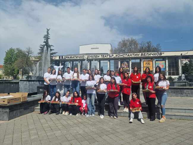 Почти 3500 яйца бяха боядисани от Български червен кръст съвместно с Община Пазарджик и граждани