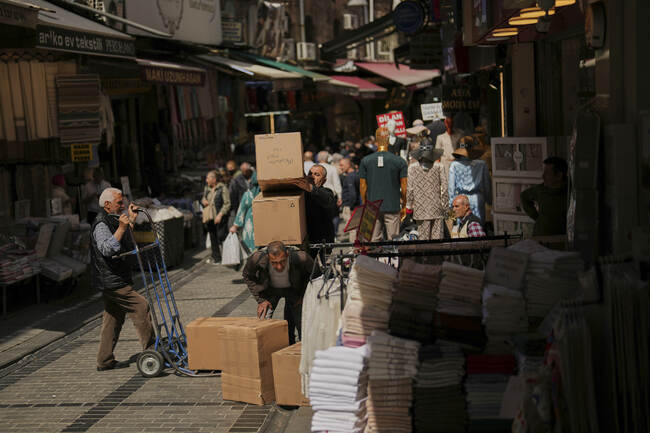 Турция глоби няколко известни марки за обувки заради това, че не са посочили, че използват свинска кожа в изделията си