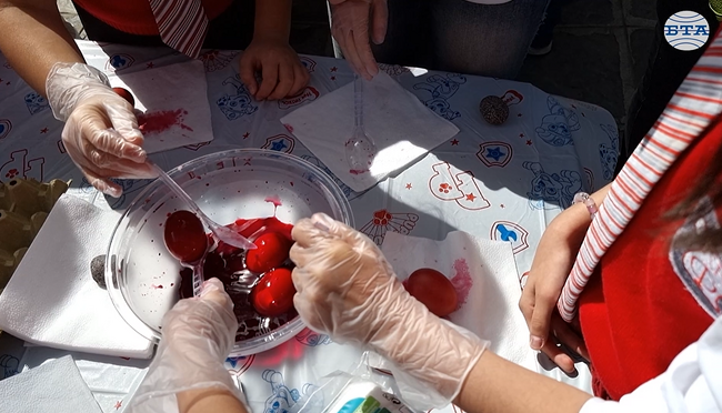 На Велики четвъртък деца боядисваха великденски яйца в двора на митрополитската църква „Света Марина“ в Пловдив