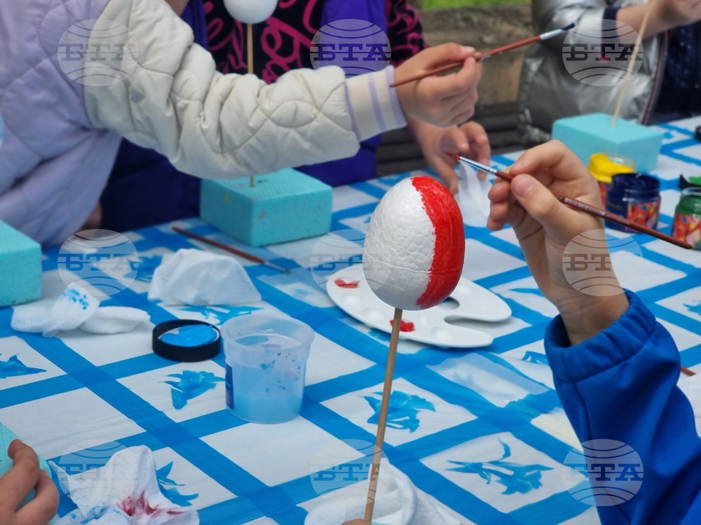 Великденска работилница за боядисване на яйца събра десетки деца в центъра на Ямбол