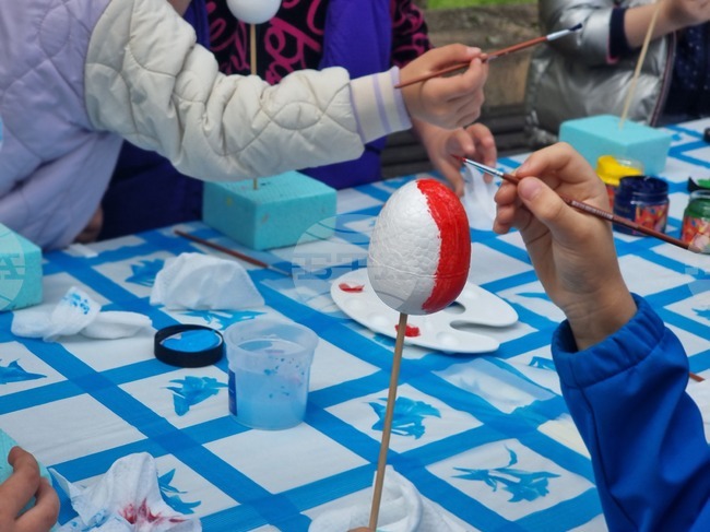 Великденска работилница за боядисване на яйца събра десетки деца в центъра на Ямбол
