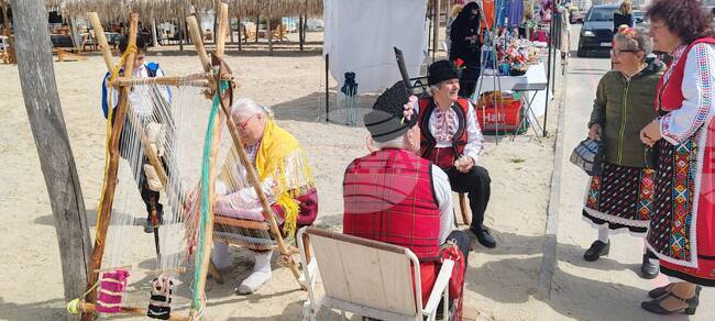 Фестивалът на занаятите бе открит на крайбрежната алея пред "Двореца" в Балчик 