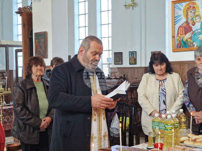 Великият маслосвет се прави за здраве на всички християни, каза отец Георги Николов в самоковското село Доспей