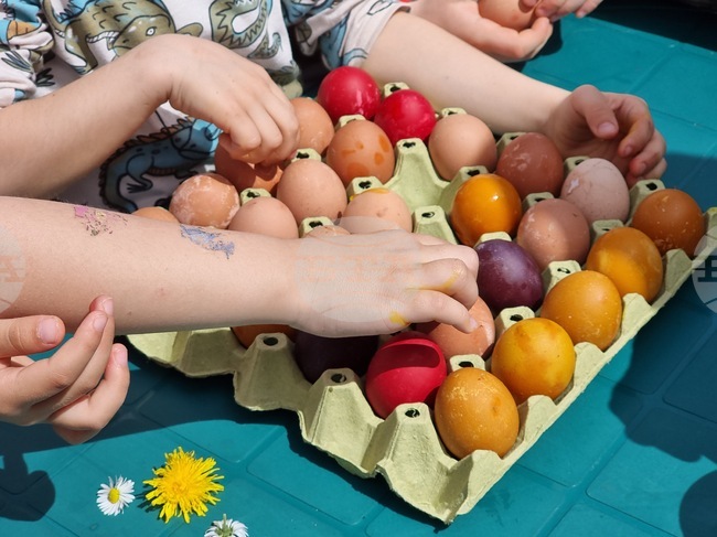 Деца боядисваха яйца в двора на кюстендилски храм