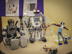 Петокласници и шестокласници от столичното 25-о Основно училище "Д-р Петър Берон" създават код за изкуствен интелект. Снимка: МОН