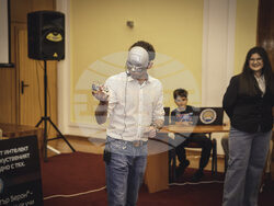 Петокласници и шестокласници от столичното 25-о Основно училище "Д-р Петър Берон" създават код за изкуствен интелект. Снимка: МОН