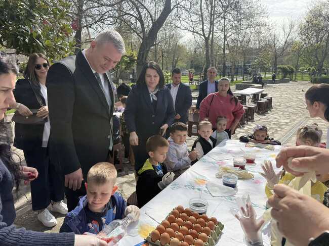 Градският парк на Момчилград се превърна в пъстра арт работилница за Великден