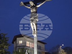 В Елин Пелин издигнаха 12-метрова статуя с Христовото Разпятие