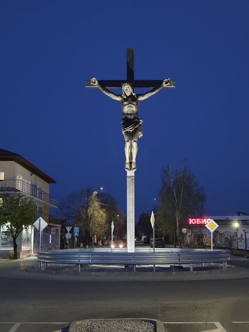 В Елин Пелин издигнаха 12-метрово Христово Разпятие