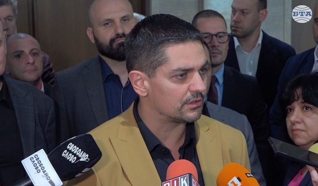 Новата конфигурация на управление ще функционира, докато не се разпаднат под натиск, според Радостин Василев от МЕЧ