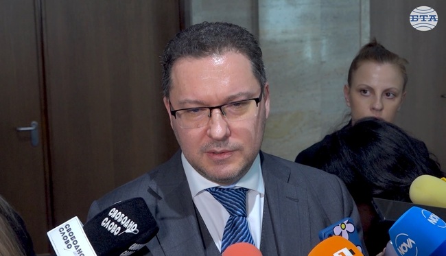 Вътрешният министър Даниел Митов определи като отвратителна лъжа твърдение, че Делян Пеевски вчера е бил в МВР