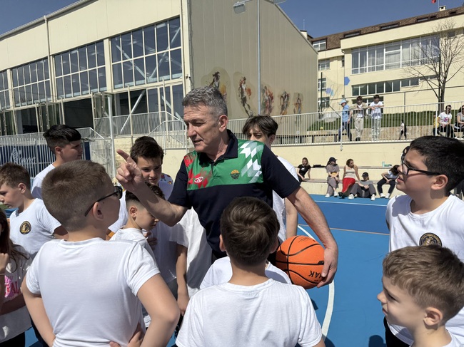 Фондация Българска Памет: Легенди на Левски и ЦСКА уважиха спортния празник на столично училище