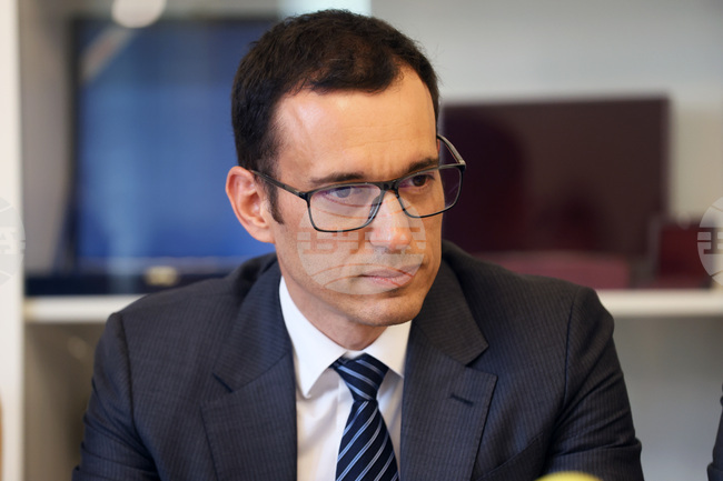 Главата на римокатолическата църква е пример за диалог като път за единство, за отстояване и запазване на мира и за грижа към нуждаещите се, написа Васил Терзиев