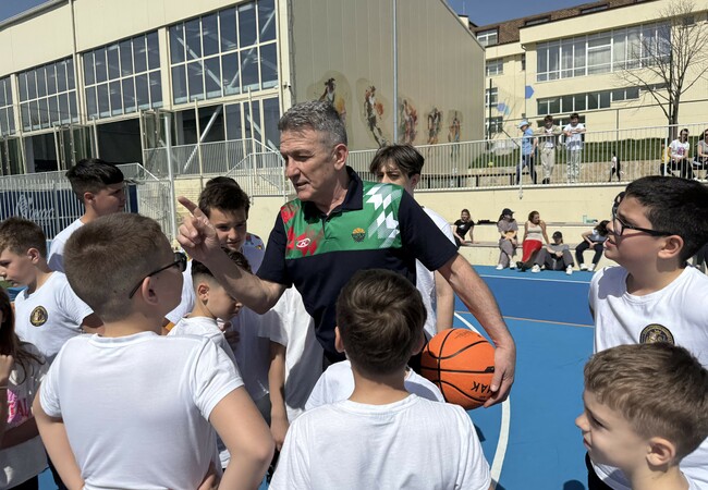 Георги Младенов, Андрей Жеков и Стойко Сакалиев уважиха спортен празник на училище "Цар Симеон Велики" в Иваняне