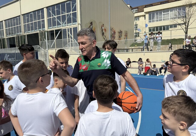 Георги Младенов, Андрей Жеков и Стойко Сакалиев уважиха спортен празник на училище "Цар Симеон Велики" в Иваняне 