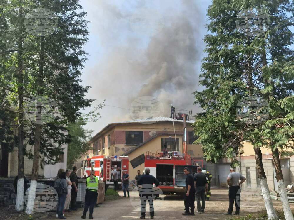 Гори покривът на бившата фабрика "Болшевик" в Троян