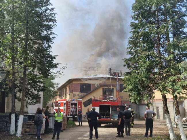 Гори покривът на бившата фабрика "Болшевик" в Троян