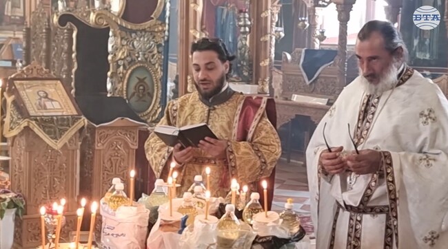 Маслосвет на Велики четвъртък бе отслужен в катедралния храм „Св. св. първоапостоли Петър и Павел“ в Силистра