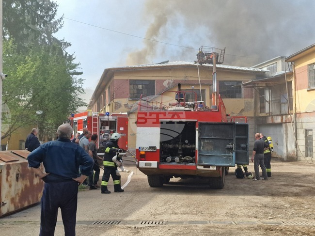 Загасен е пожарът на покрива на бившата фабрика "Болшевик" в Троян