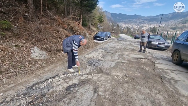 Жители на смолянското село Турян настояват за спешен ремонт на пътя до населеното място