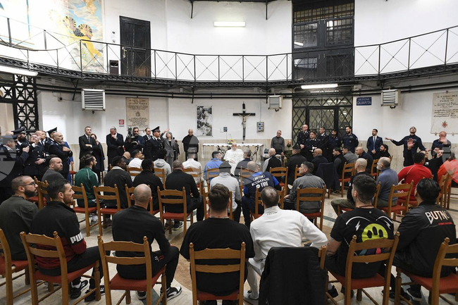 Папа Франциск посети затвор в Рим на Велики четвъртък 