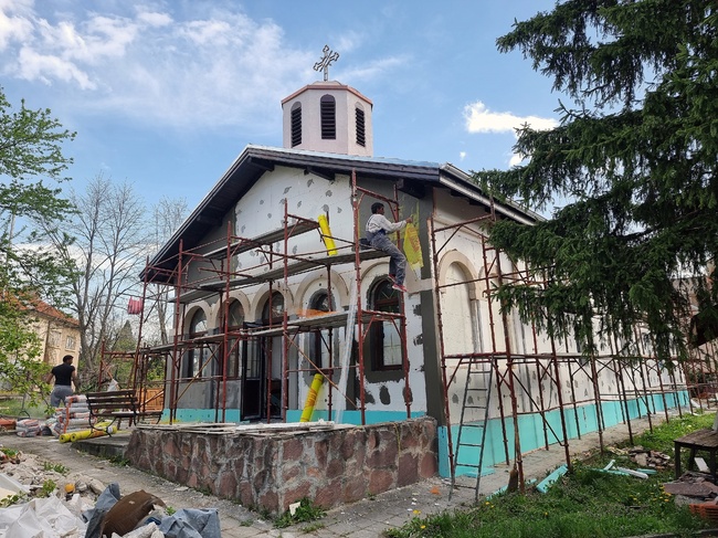 С пълни темпове продължава ремонтът на изгорелия храм „Възнесение Господне“ във Вършец