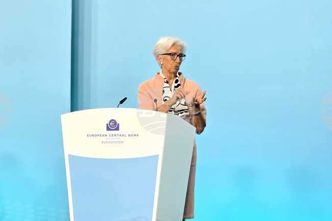 Европейската централна банка не се ангажира с предварително определена траектория на паричната си политика, каза Кристин Лагард