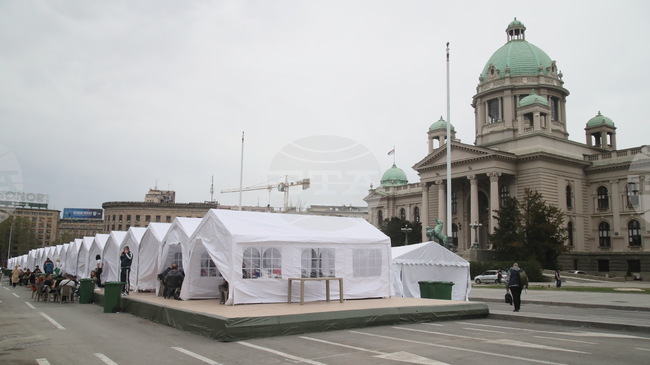 Сръбски опозиционни депутати премахнаха част от палатките на привържениците на Александър Вучич пред парламента в Белград 