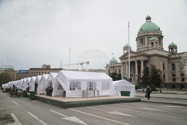 Serbian Opposition MPs Remove Part of Pro-Vucic Camp Outside Parliament Amid Ongoing Protests