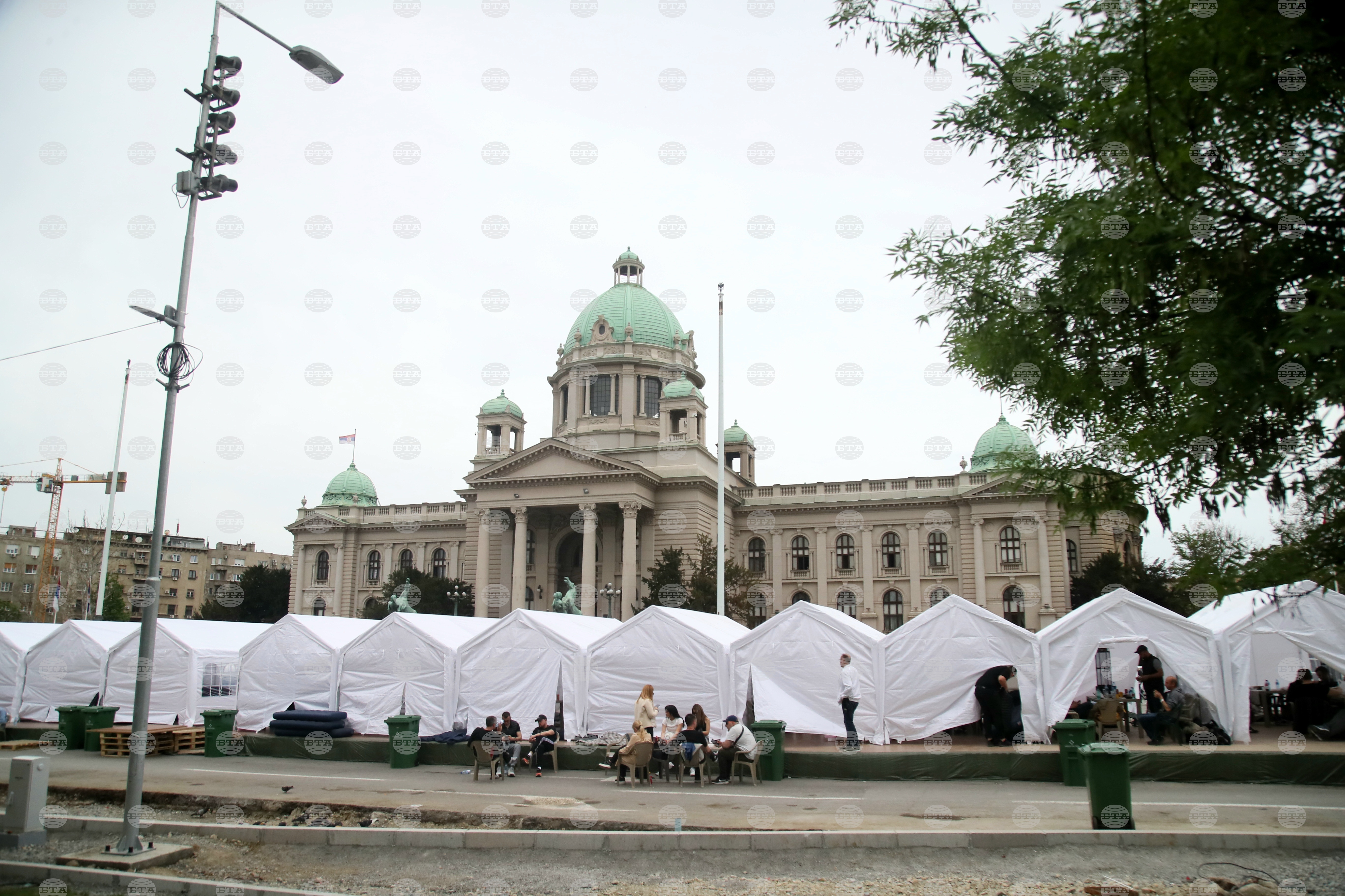 V Beogradu zaboden moški v taboru podpornikov Vučića pred parlamentom