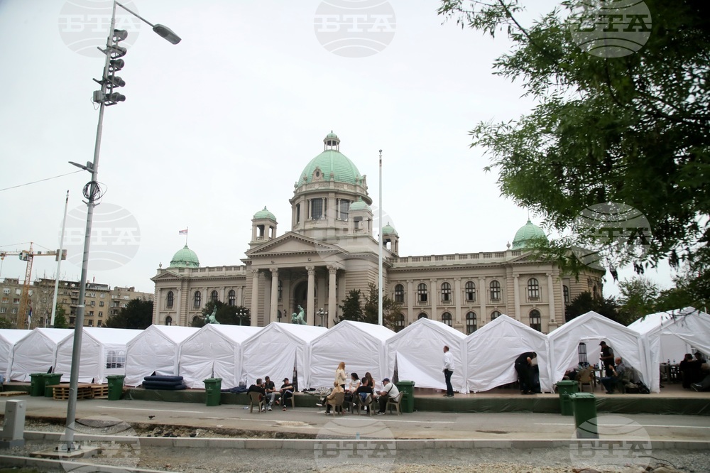 Нов инцидент в "Чациленд": Мъж е бил прободен с нож в лагера на привържениците на Вучич пред парламента в Белград, съобщават медиите