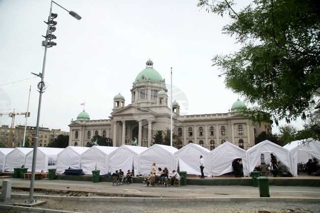 Сърбия - палатков лагер - контрапротестиращи