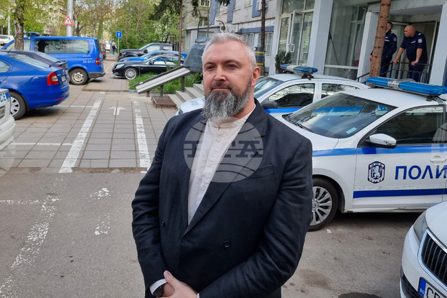 Столичната полиция задържа трима души за грабежи над две жени и деца