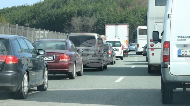 От утре движението в 3,3 км участък от магистрала „Тракия“ в област Бургас ще бъде в изпреварващата лента, съобщиха от АПИ