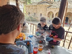 Троянски манастир - великденска работилница - деца - боядисване на яйца