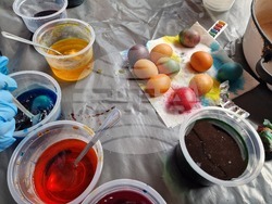 Троянски манастир - великденска работилница - деца - боядисване на яйца