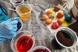 Троянски манастир - великденска работилница - деца - боядисване на яйца