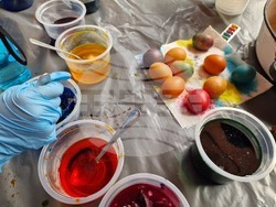 Троянски манастир - великденска работилница - деца - боядисване на яйца