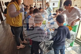 Троянски манастир - великденска работилница - деца - боядисване на яйца