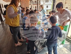 Троянски манастир - великденска работилница - деца - боядисване на яйца