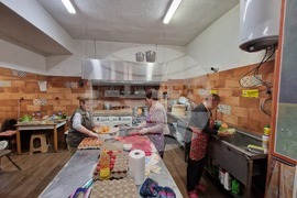 Троянски манастир - великденска работилница - деца - боядисване на яйца