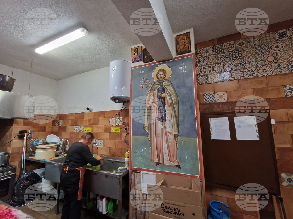 Троянски манастир - великденска работилница - деца - боядисване на яйца