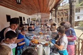 Троянски манастир - великденска работилница - деца - боядисване на яйца