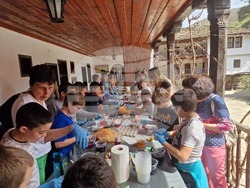 Троянски манастир - великденска работилница - деца - боядисване на яйца