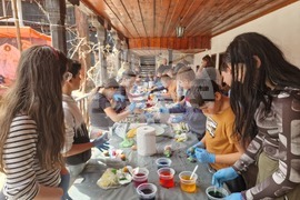 Троянски манастир - великденска работилница - деца - боядисване на яйца