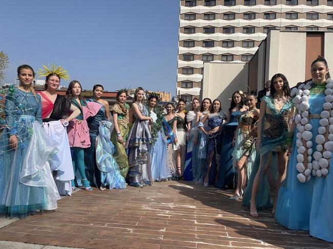 Ученици от 22 професионални гимназии показаха таланти в модния дизайн, фризьорството и грима