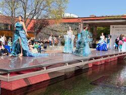 Ученици от 22 професионални гимназии показаха таланти в модния дизайн, фризьорството и грима. Снимка: МОН