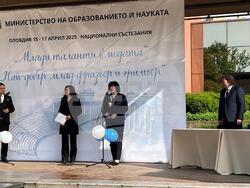 Ученици от 22 професионални гимназии показаха таланти в модния дизайн, фризьорството и грима. Снимка: МОН